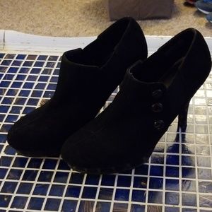 Black heel bootie